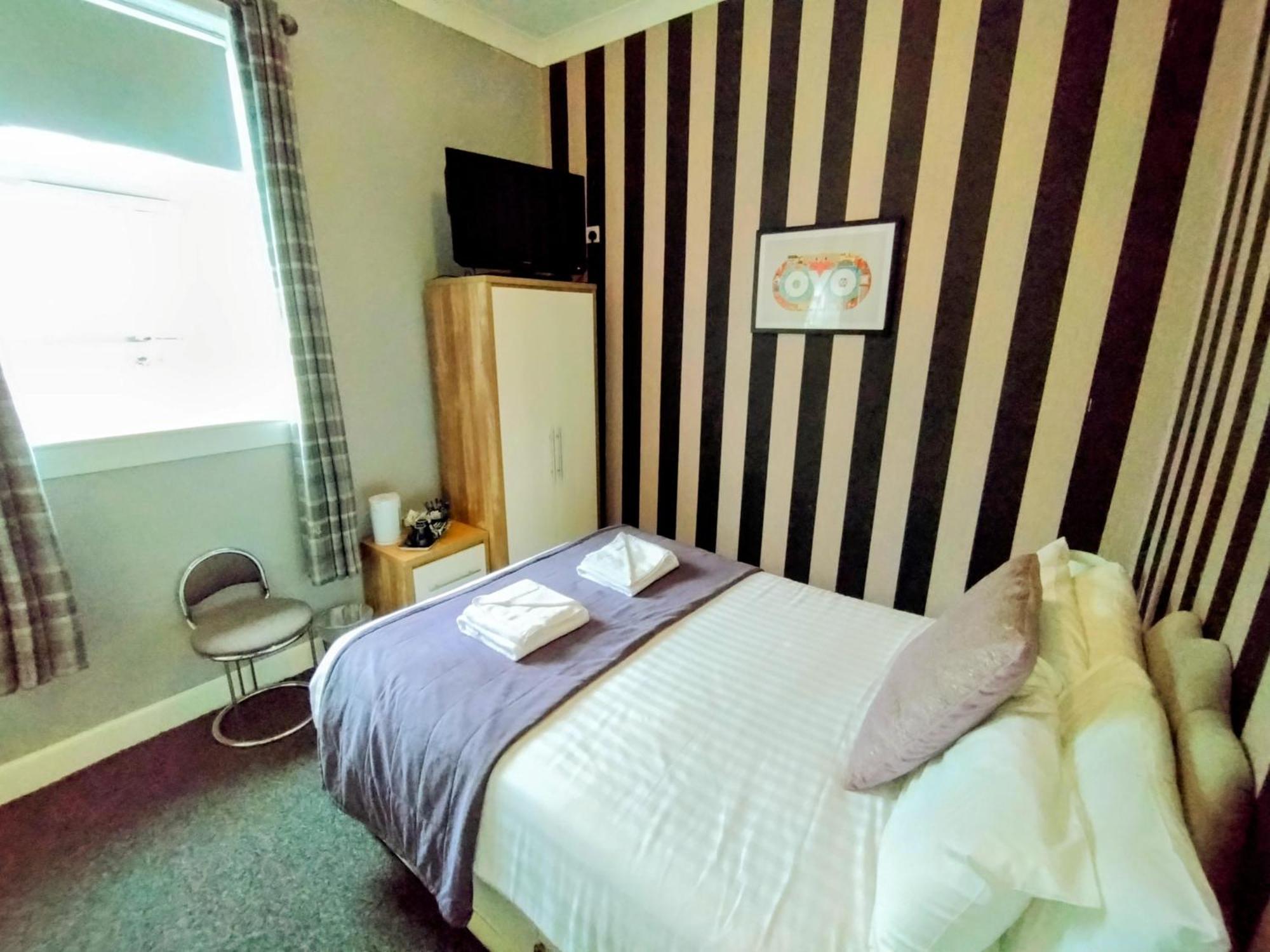 Oyo Gin House Hotel Greenock Extérieur photo